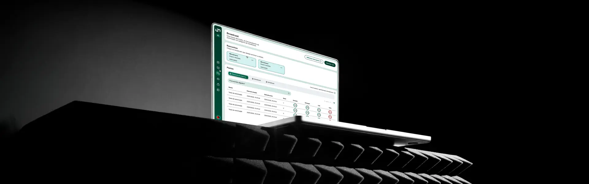 Dashboard do UnniChat em um laptop